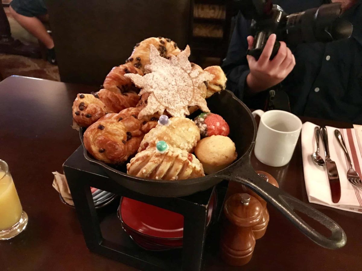 REVIEW: Trattoria Al Forno Bon Voyage Character Breakfast Brings Tangled & Little Mermaid Couples to the Table