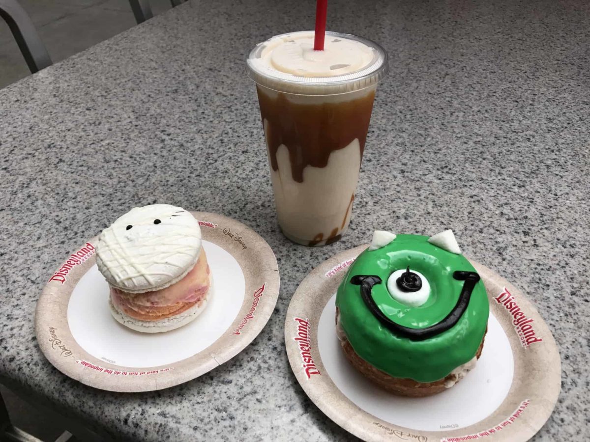 REVIEW: Halloween Marshmallow Cronut, Mummy Macaron, & Candy Apple Smoothie at Schmoozies