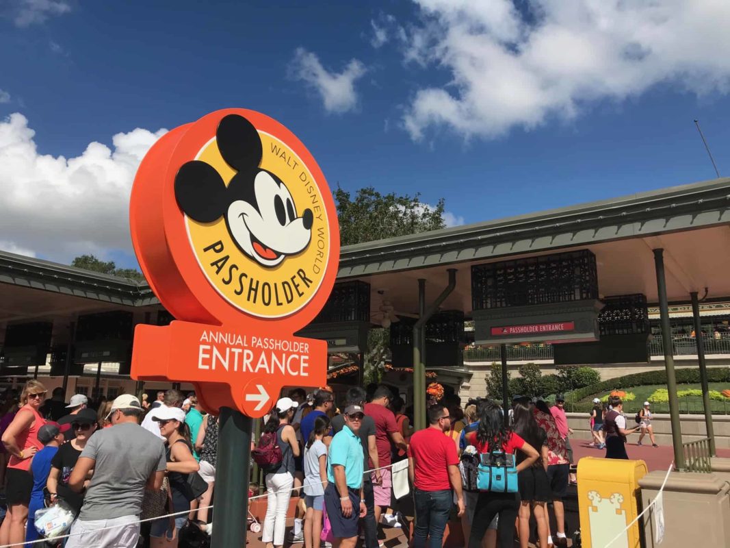 PHOTO REPORT: The Magic Kingdom 10/13/17 (Alien Encounter, Passholder Lines, Splash Mountain Closure, Etc.) annual pass sign