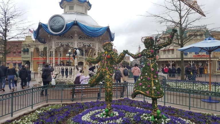 Spring Topiaries in Disneyland Paris, referring to Mary Poppins. April 2018.