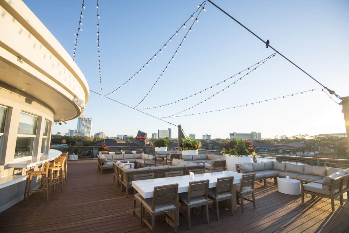 Paddlefish rooftop deck dinning area.