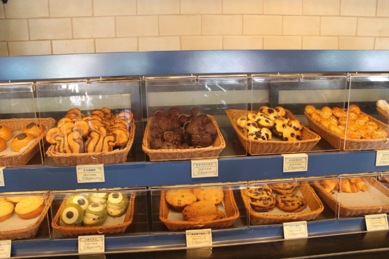 R&eacute;my's Patisserie at Shanghai Disneyland (Mickey Avenue, Summer 2018)