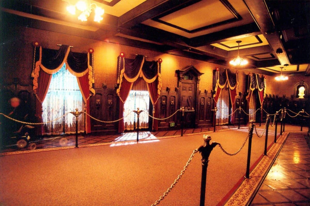 hall of portraits haunted mansion