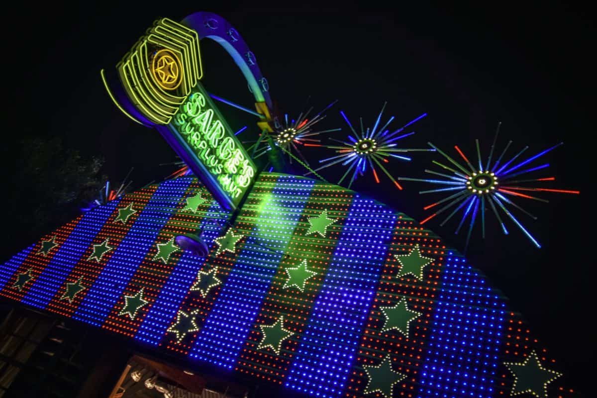 Cars Land Holiday Decor 11/2