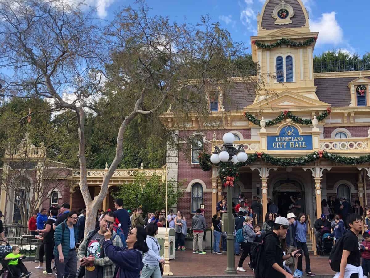 disneyland christmas day 2018 city hall crowds