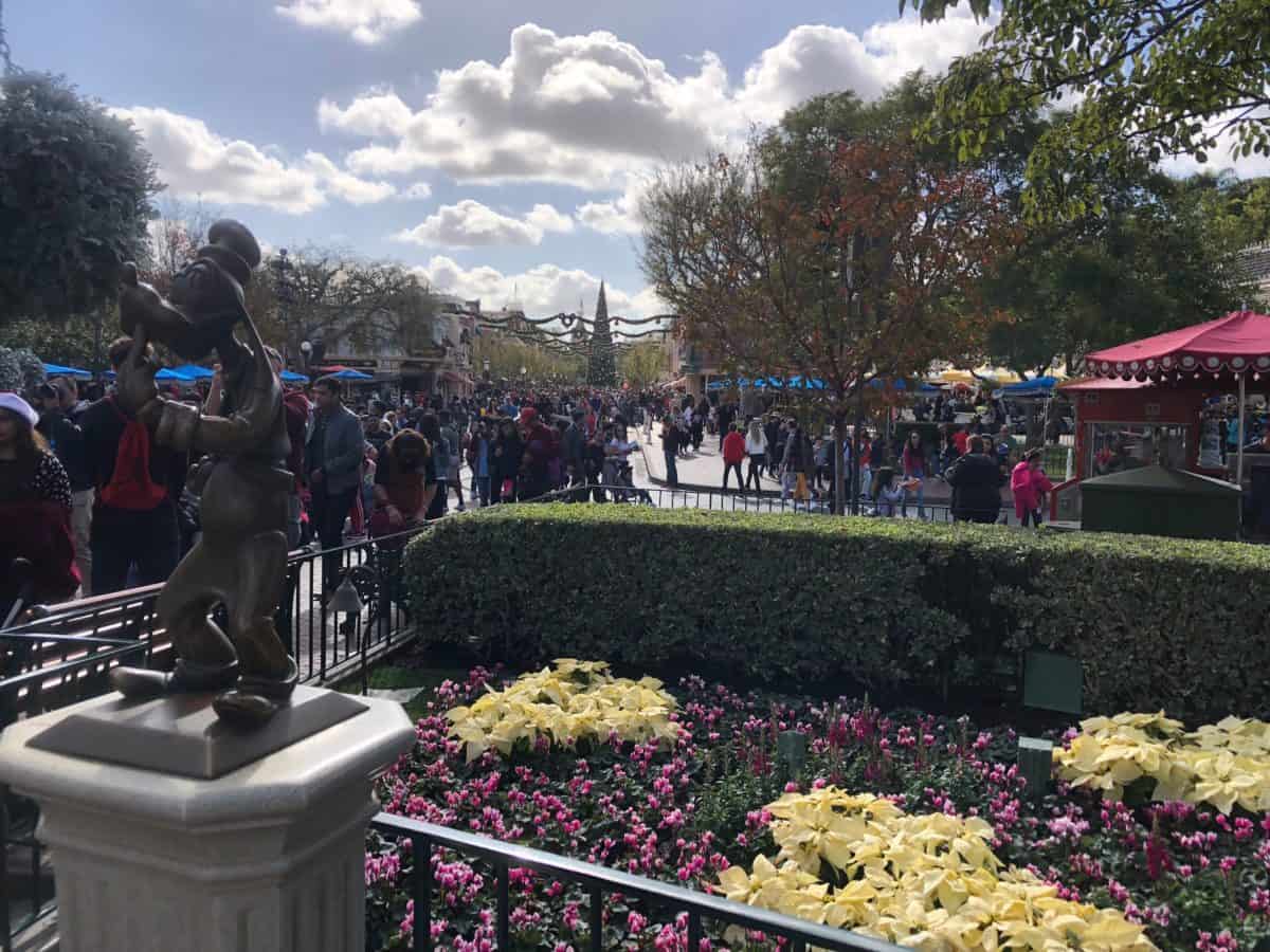 disneyland christmas day 2018 goofy statue hub