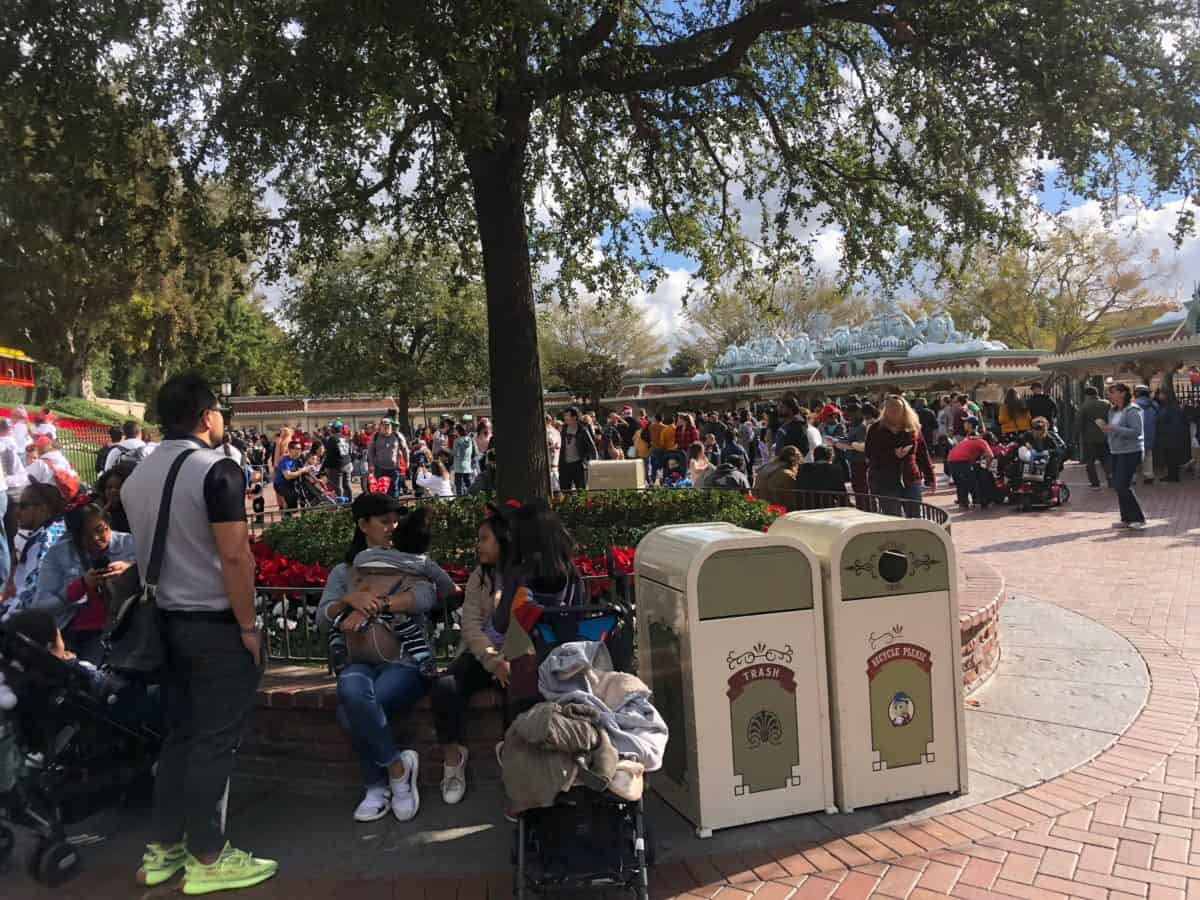 disneyland december 2018 disneyland entrance crowds 2
