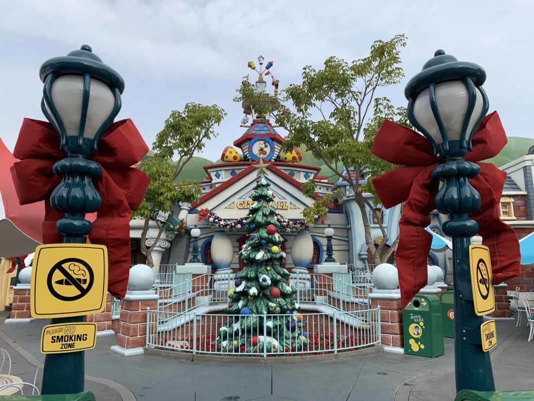 disneyland resort christmas tree toontown