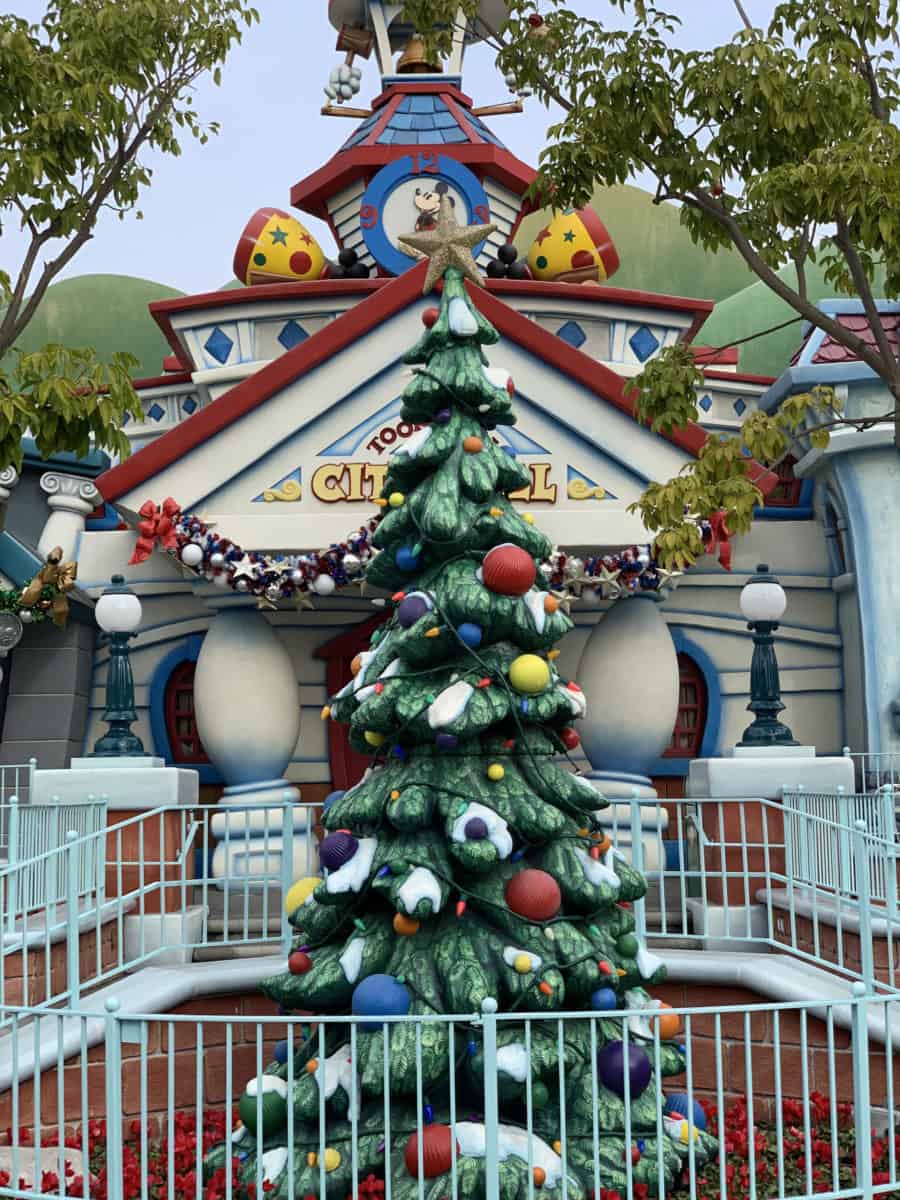 disneyland resort christmas tree toontown