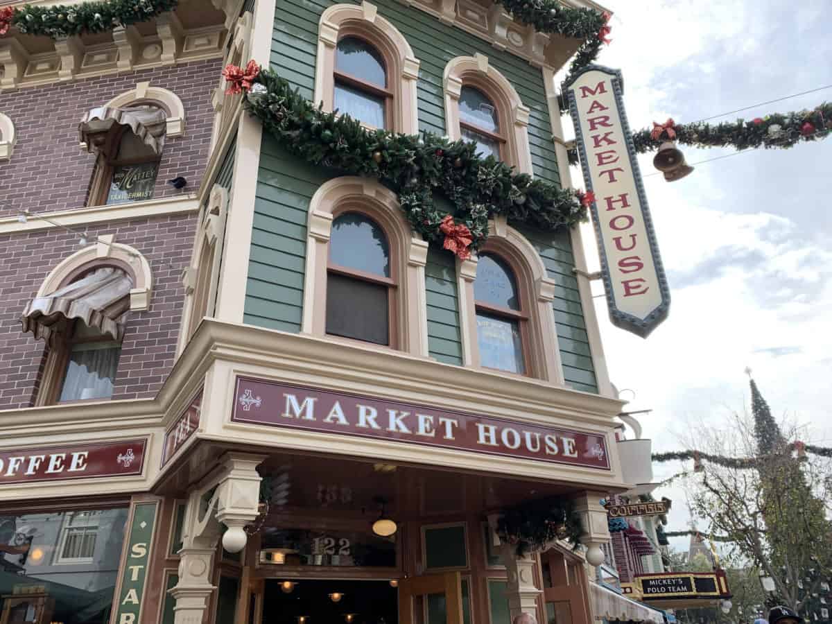 disneyland resort christmas tree