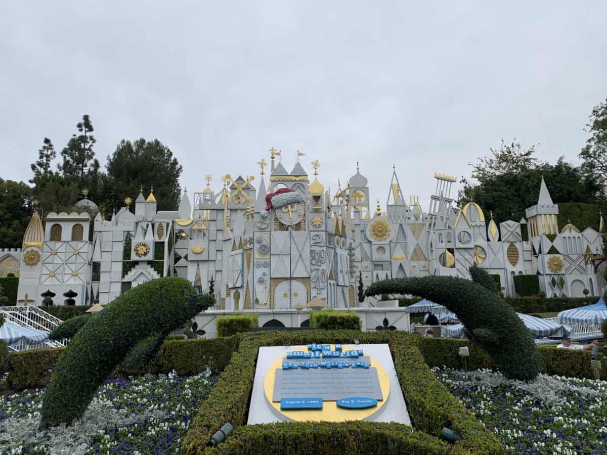 disneyland resort christmas tree it's a small world