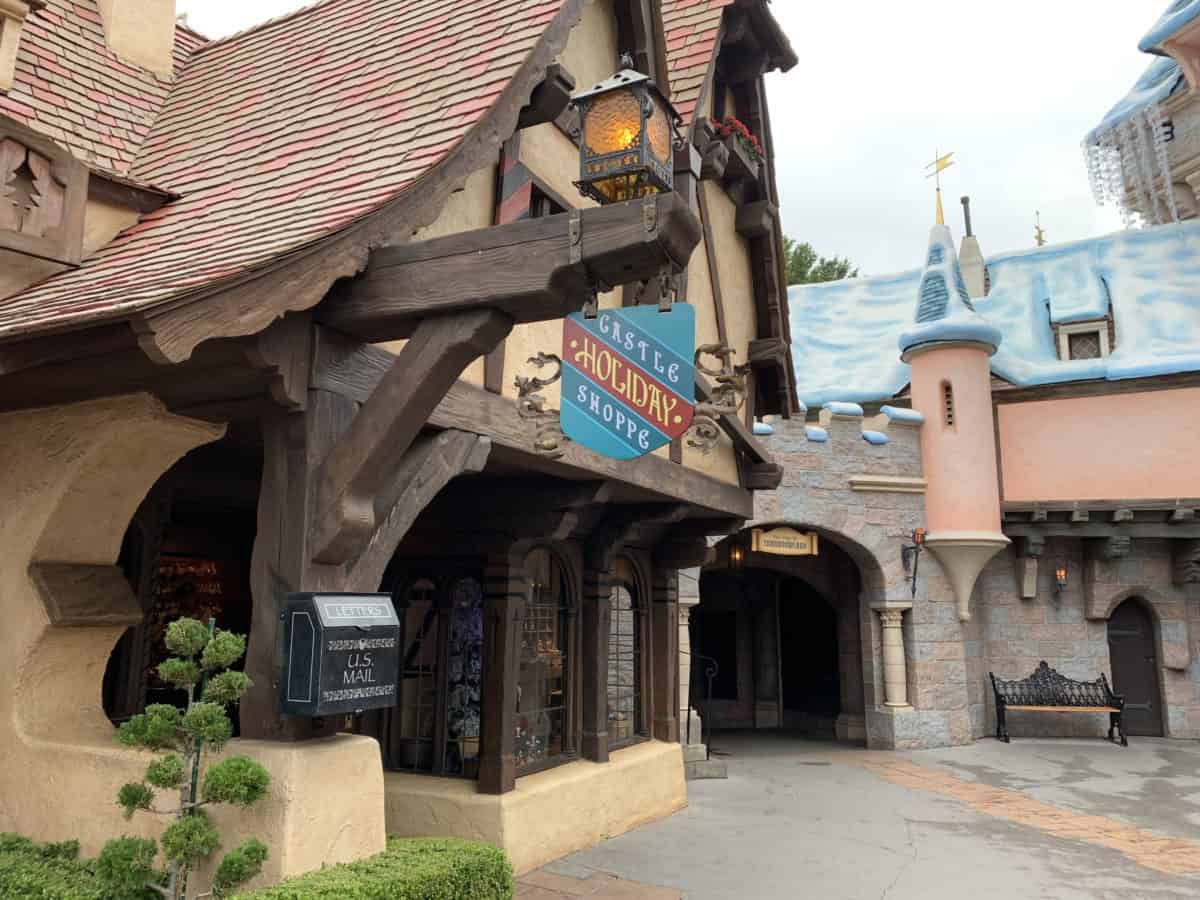 disneyland resort christmas tree