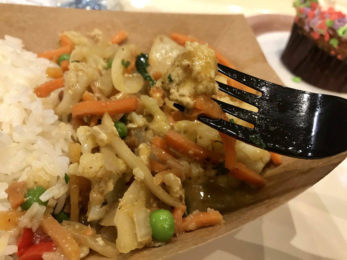 sunshine seasons vegan chik'n korma pineapple sundae cupcake vegan mini carrot loaf epcot dining review walt disney world