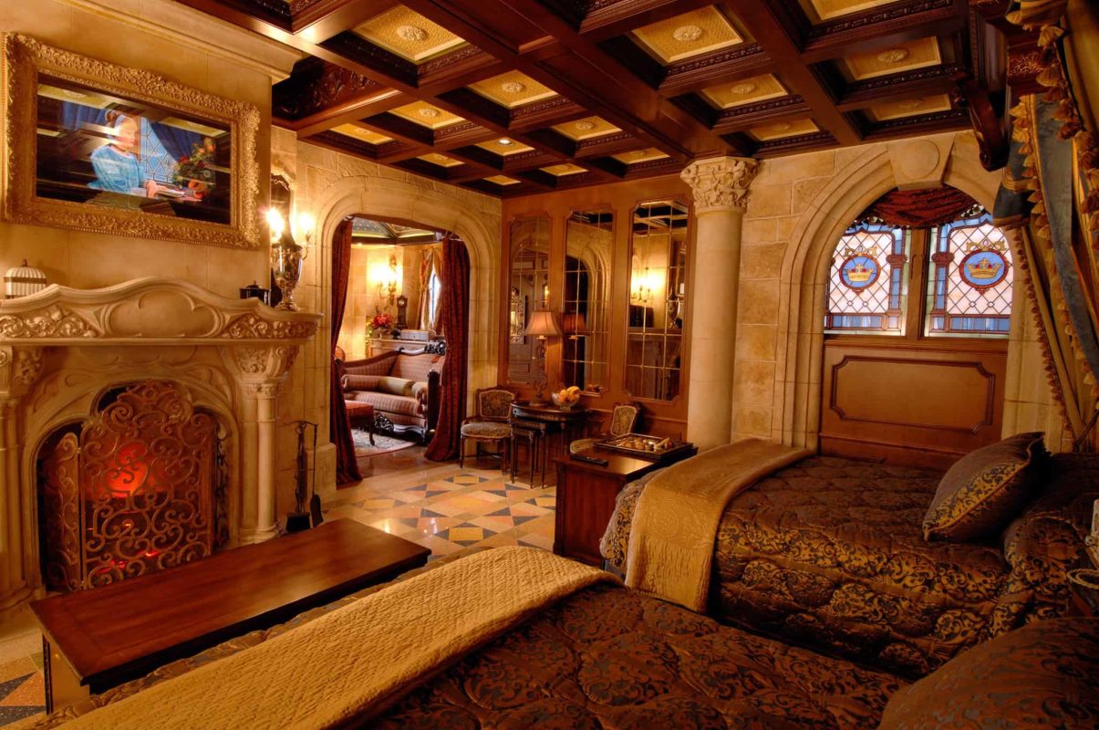 The bedroom with fireplace of the Cinderella Castle Suite