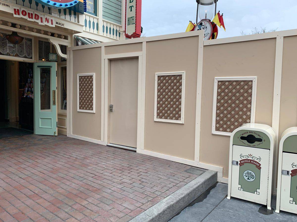 Disneyland Park Disney Show Case Main Street Curb