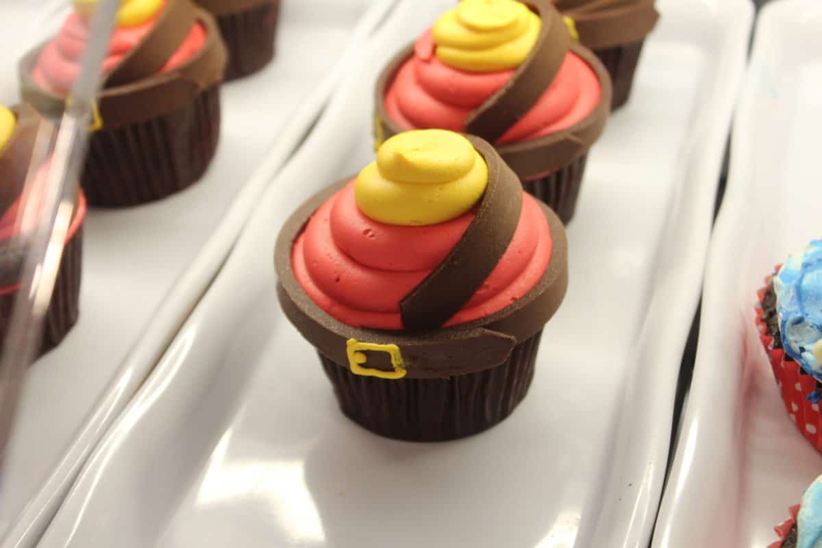 villaintines day contemporary resort treats cupcakes walt disney world valentine's day
