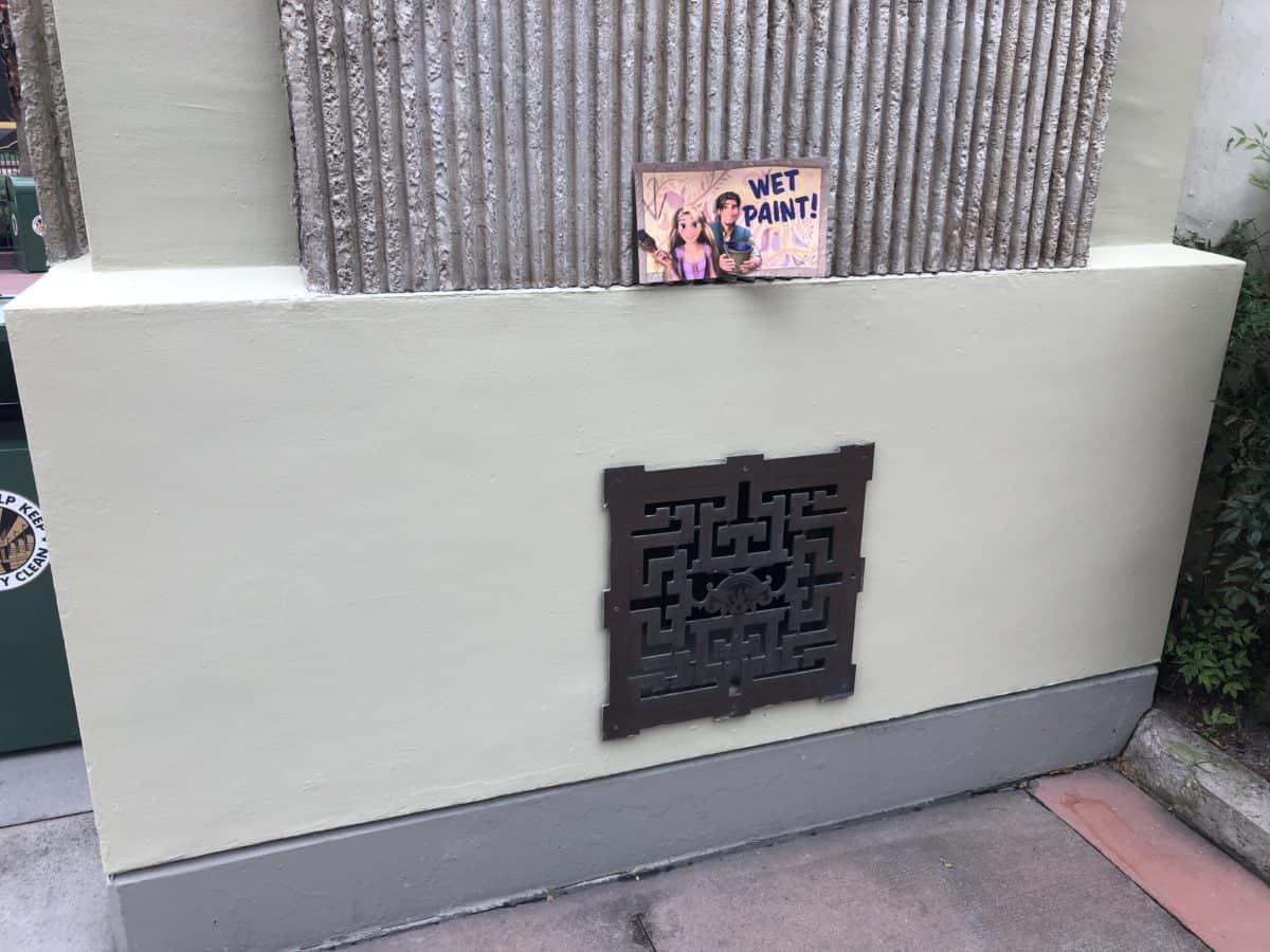 Wet paint sign