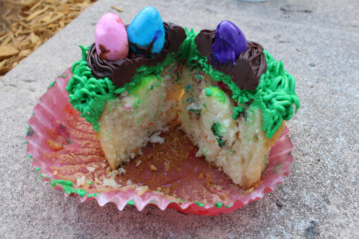 yacht and beach club Easter Cupcake