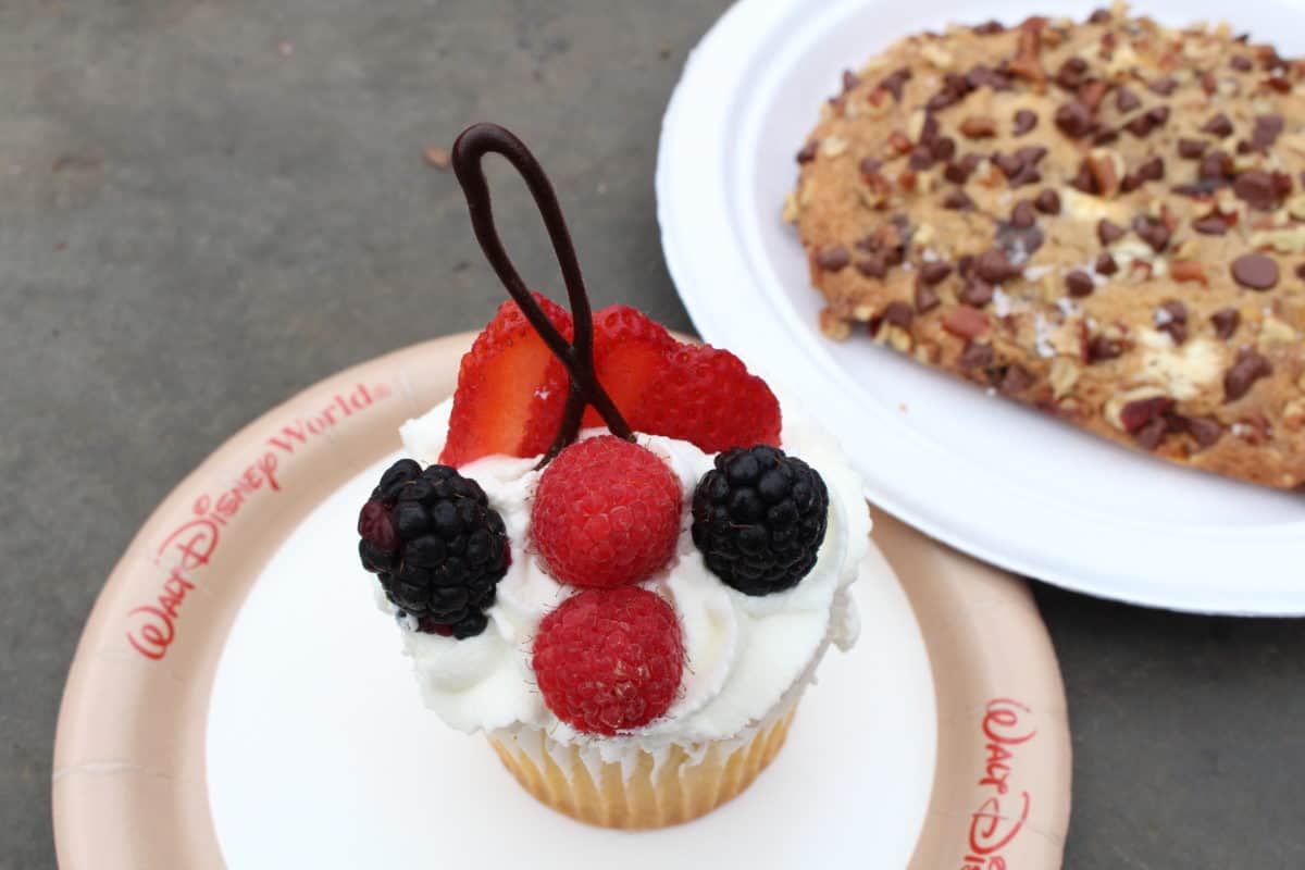 Norway kringla kafe orange berry cupcake