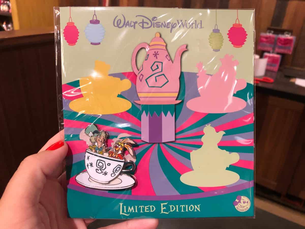 Passholder Alice in Wonderland pin