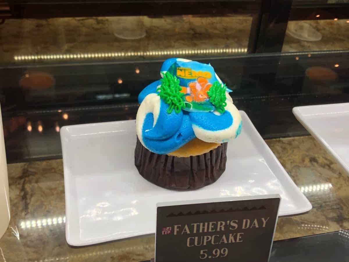 father's day cupcake with Nemo and Marlin cupcake topper