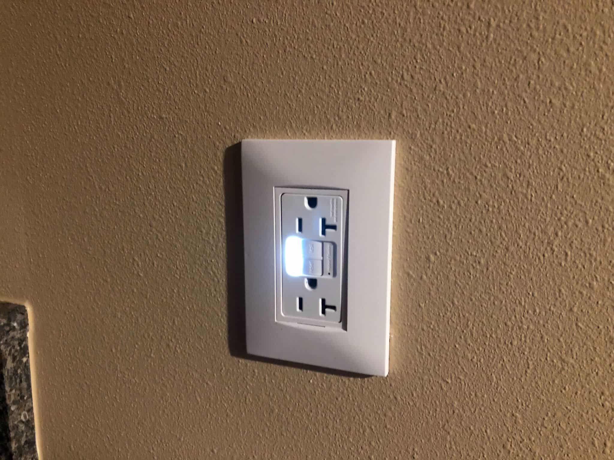 Outlet light