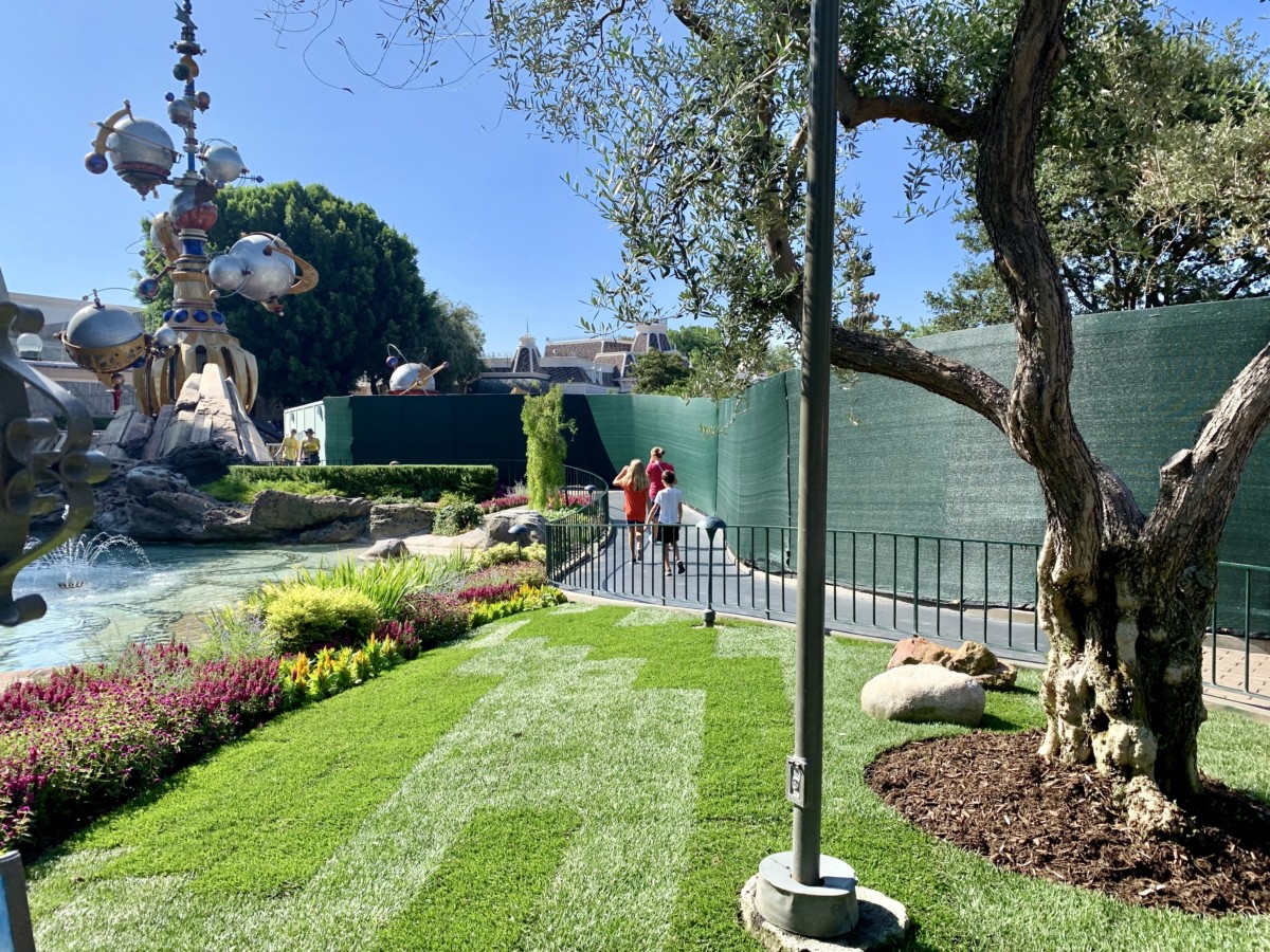 Disneyland Photo Report 8:28:19 Adventureland Refurbishment, Character Sightings, and Pumpkin Cream Cold Brew and more