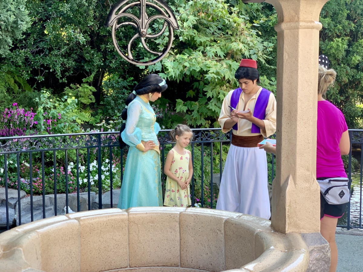 Disneyland Photo Report 8:28:19 Adventureland Refurbishment, Character Sightings, and Pumpkin Cream Cold Brew and more