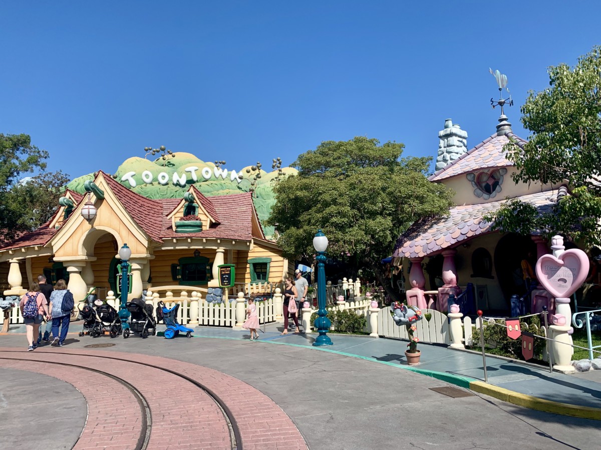 Disneyland Photo Report 8:28:19 Adventureland Refurbishment, Character Sightings, and Pumpkin Cream Cold Brew and more