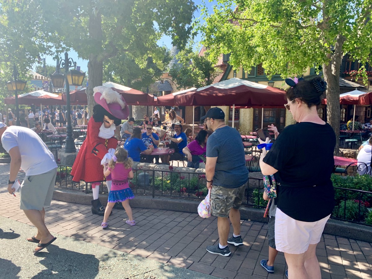 Disneyland Photo Report 8:28:19 Adventureland Refurbishment, Character Sightings, and Pumpkin Cream Cold Brew and more