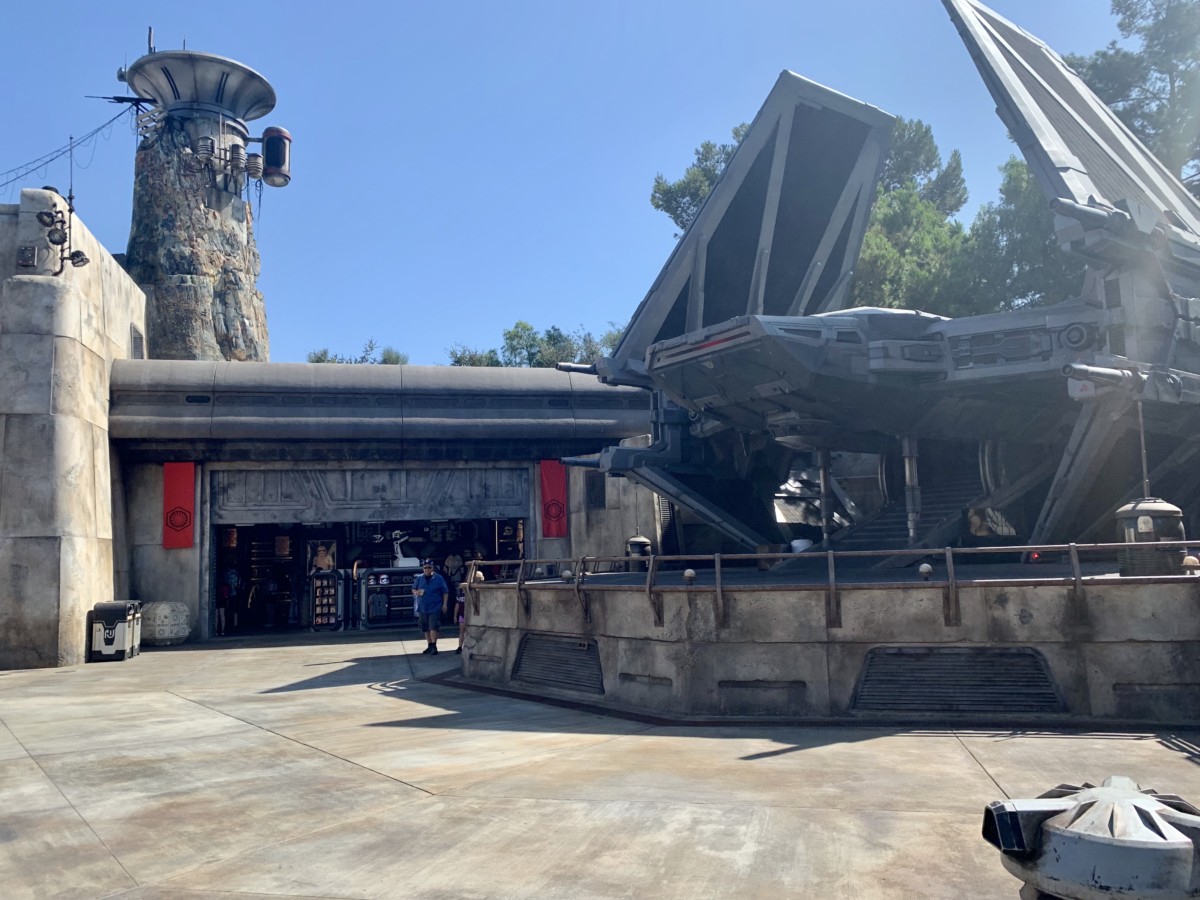 Disneyland Photo Report 8:28:19 Adventureland Refurbishment, Character Sightings, and Pumpkin Cream Cold Brew and more