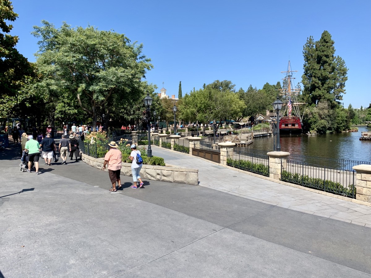 Disneyland Photo Report 8:28:19 Adventureland Refurbishment, Character Sightings, and Pumpkin Cream Cold Brew and more