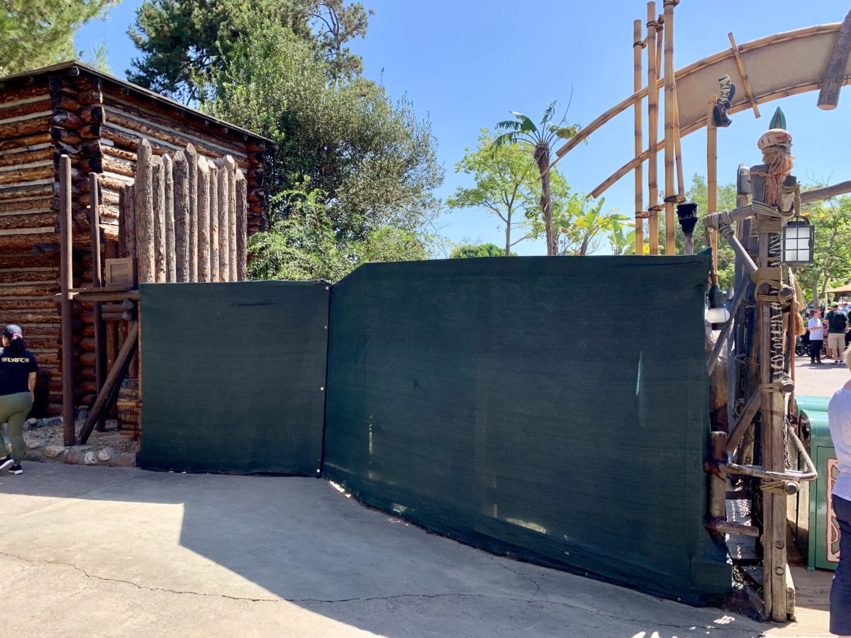 Disneyland Photo Report 8:28:19 Adventureland Refurbishment, Character Sightings, and Pumpkin Cream Cold Brew and more