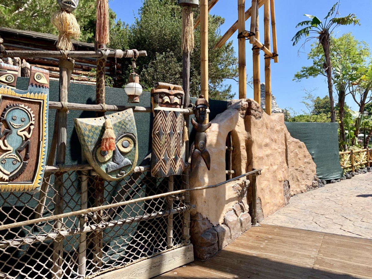 Disneyland Photo Report 8:28:19 Adventureland Refurbishment, Character Sightings, and Pumpkin Cream Cold Brew and more
