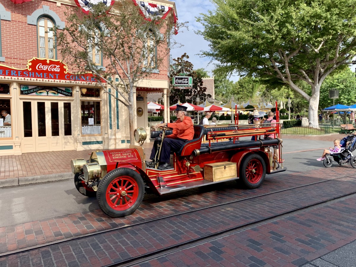 Disneyland Photo Report Frozen Pins Star Wars: Galaxy's Edge Crowds and More August 7 2019