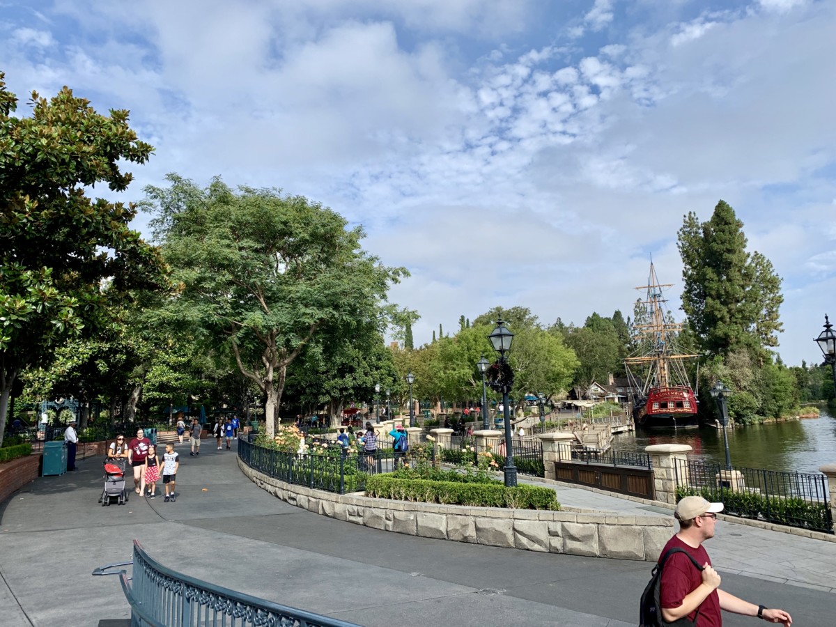 Disneyland Photo Report Frozen Pins Star Wars: Galaxy's Edge Crowds and More August 7 2019