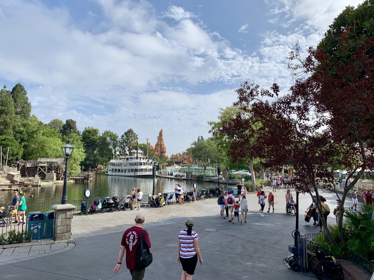Disneyland Photo Report Frozen Pins Star Wars: Galaxy's Edge Crowds and More August 7 2019