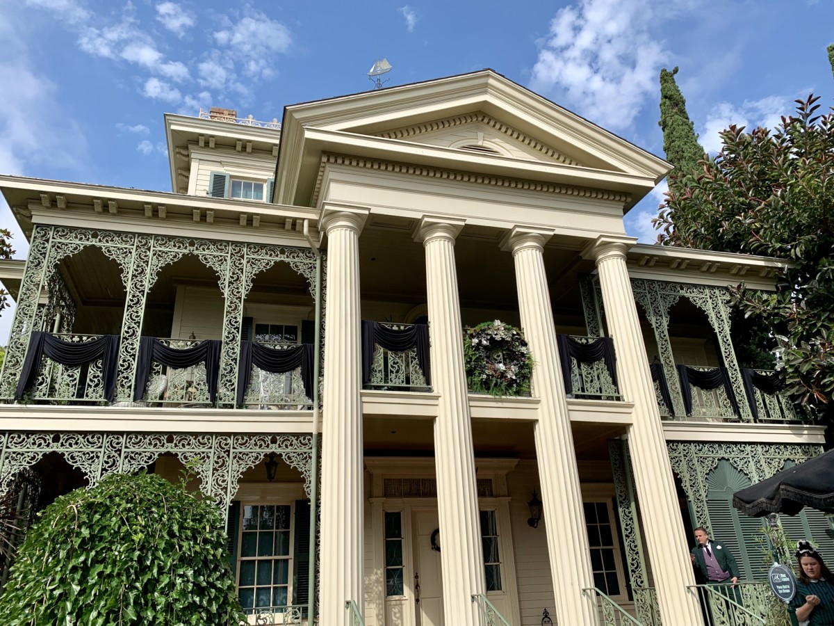 Disneyland Photo Report Frozen Pins Star Wars: Galaxy's Edge Crowds and More August 7 2019