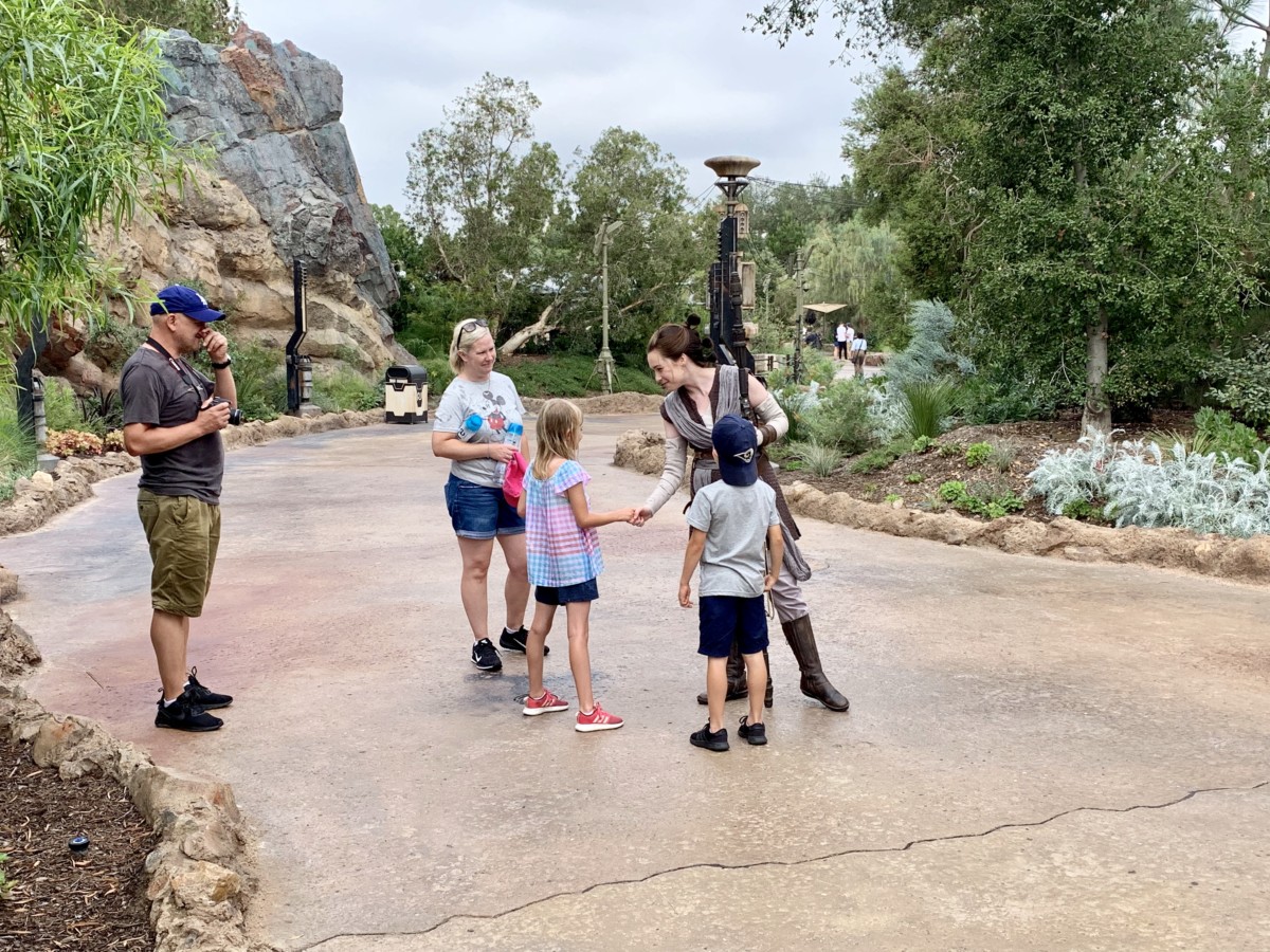 Disneyland Photo Report Frozen Pins Star Wars: Galaxy's Edge Crowds and More August 7 2019