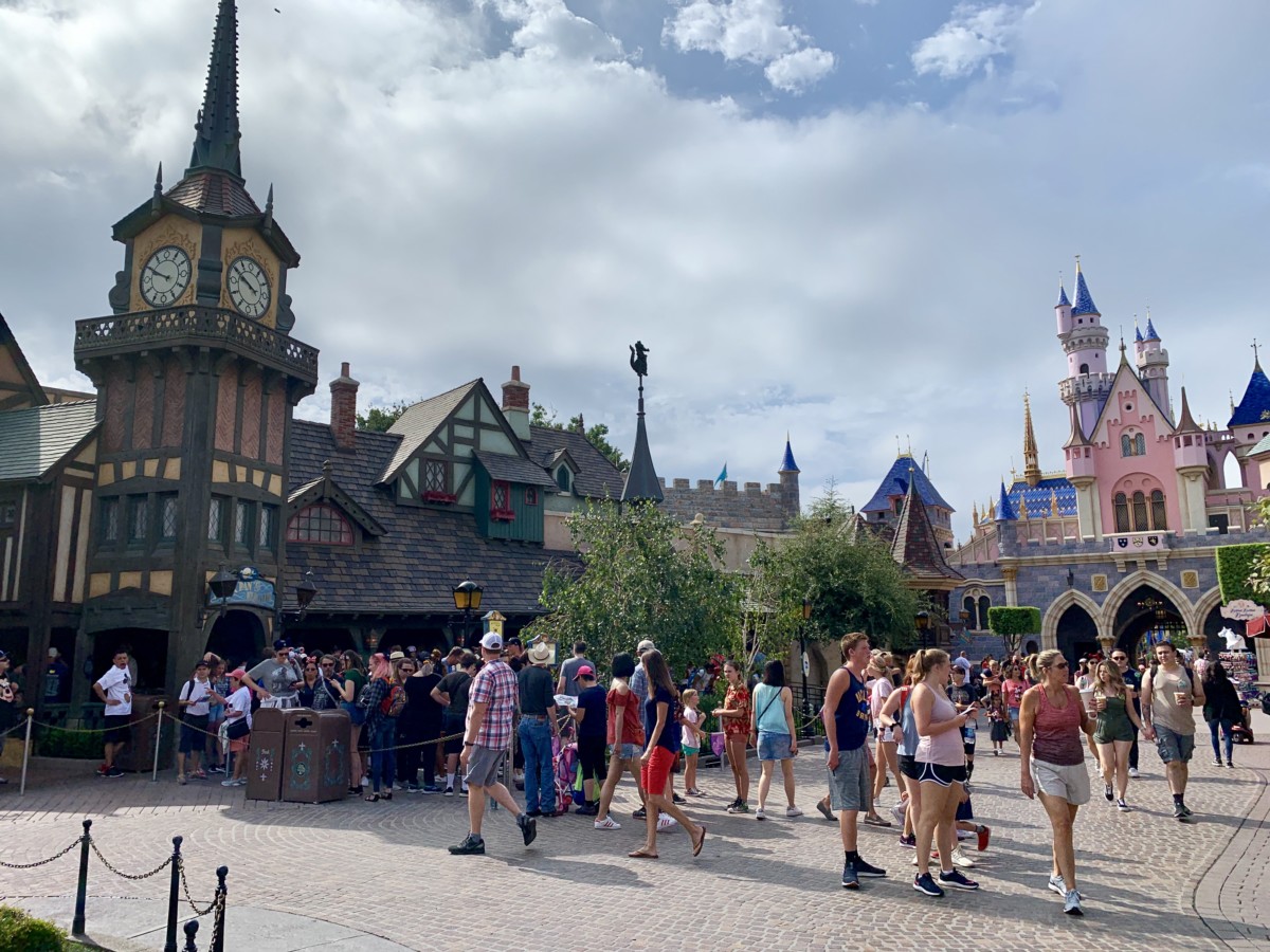 Disneyland Photo Report Frozen Pins Star Wars: Galaxy's Edge Crowds and More August 7 2019