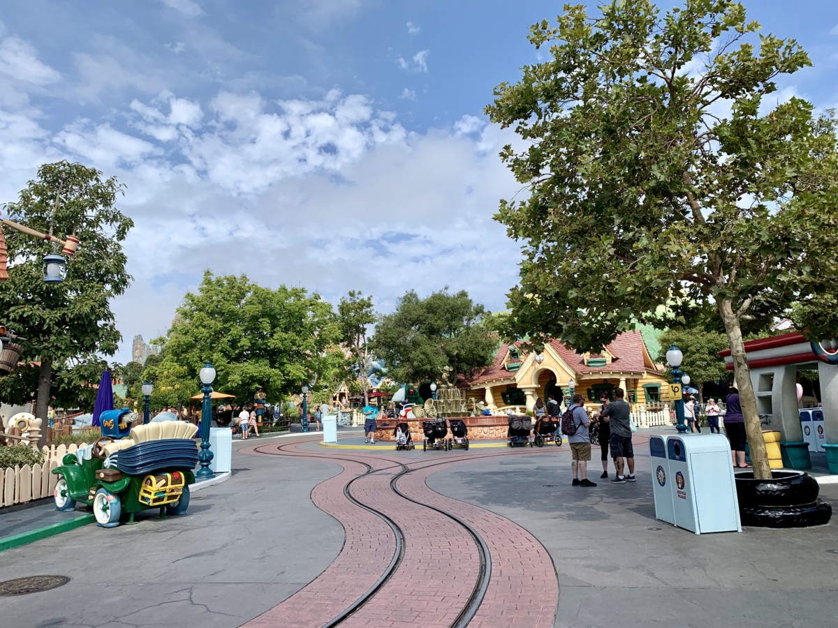 Disneyland Photo Report Frozen Pins Star Wars: Galaxy's Edge Crowds and More August 7 2019