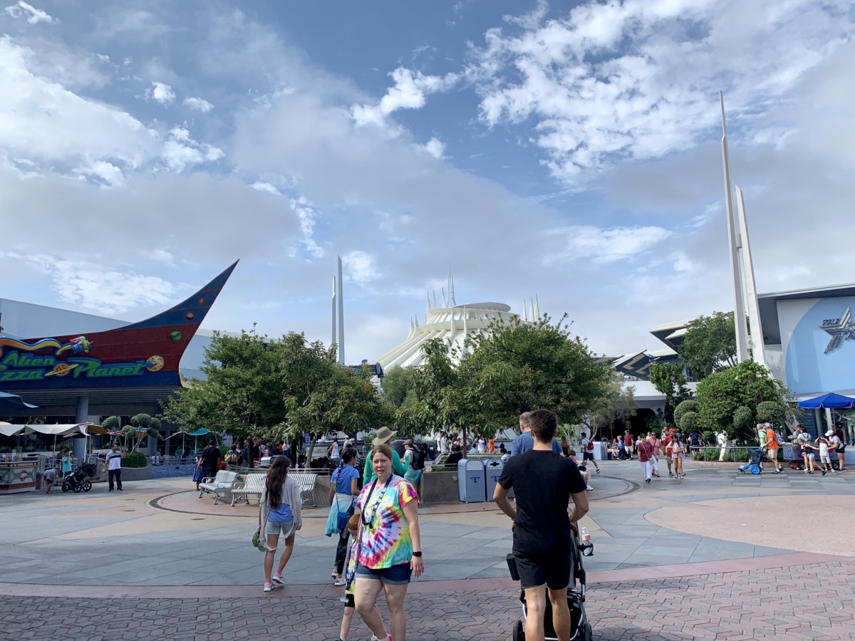 Disneyland Photo Report Frozen Pins Star Wars: Galaxy's Edge Crowds and More August 7 2019