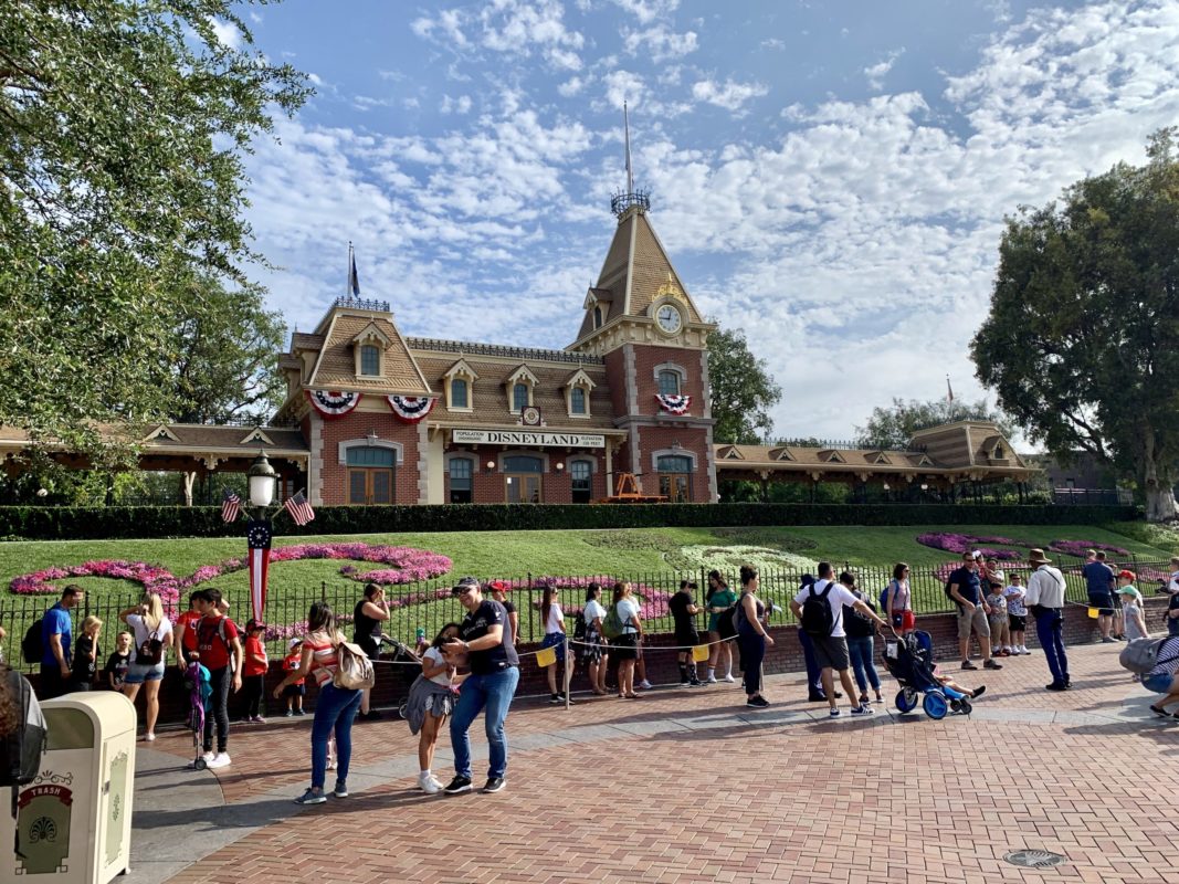 Disneyland Photo Report Frozen Pins Star Wars: Galaxy's Edge Crowds and More August 7 2019