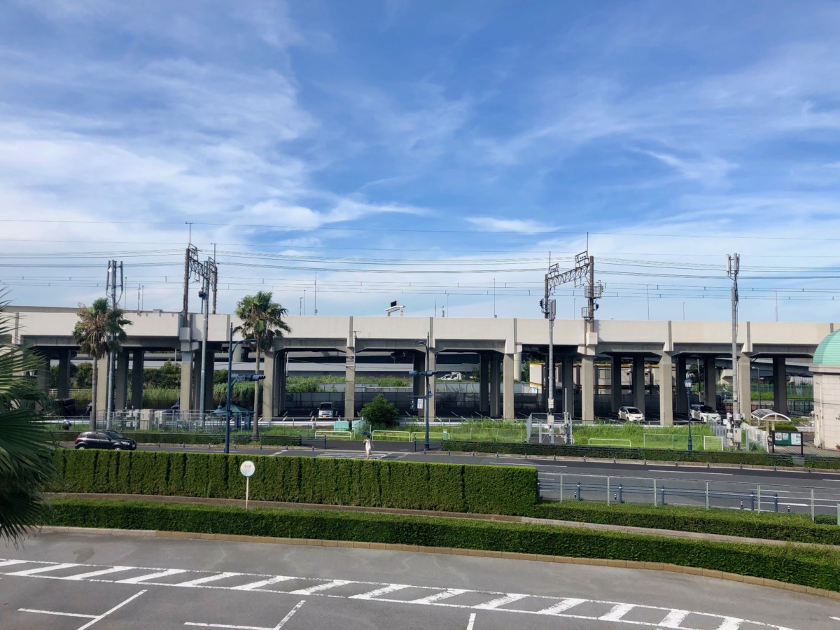 JR Keiyo Line entering Maihama Station (as seen from Tokyo Disneyland entrance walkway)