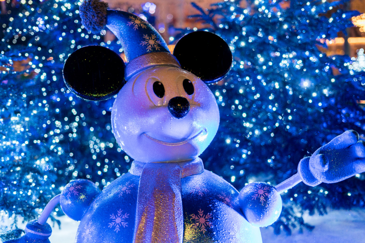 disneyland paris christmas mickey snowman