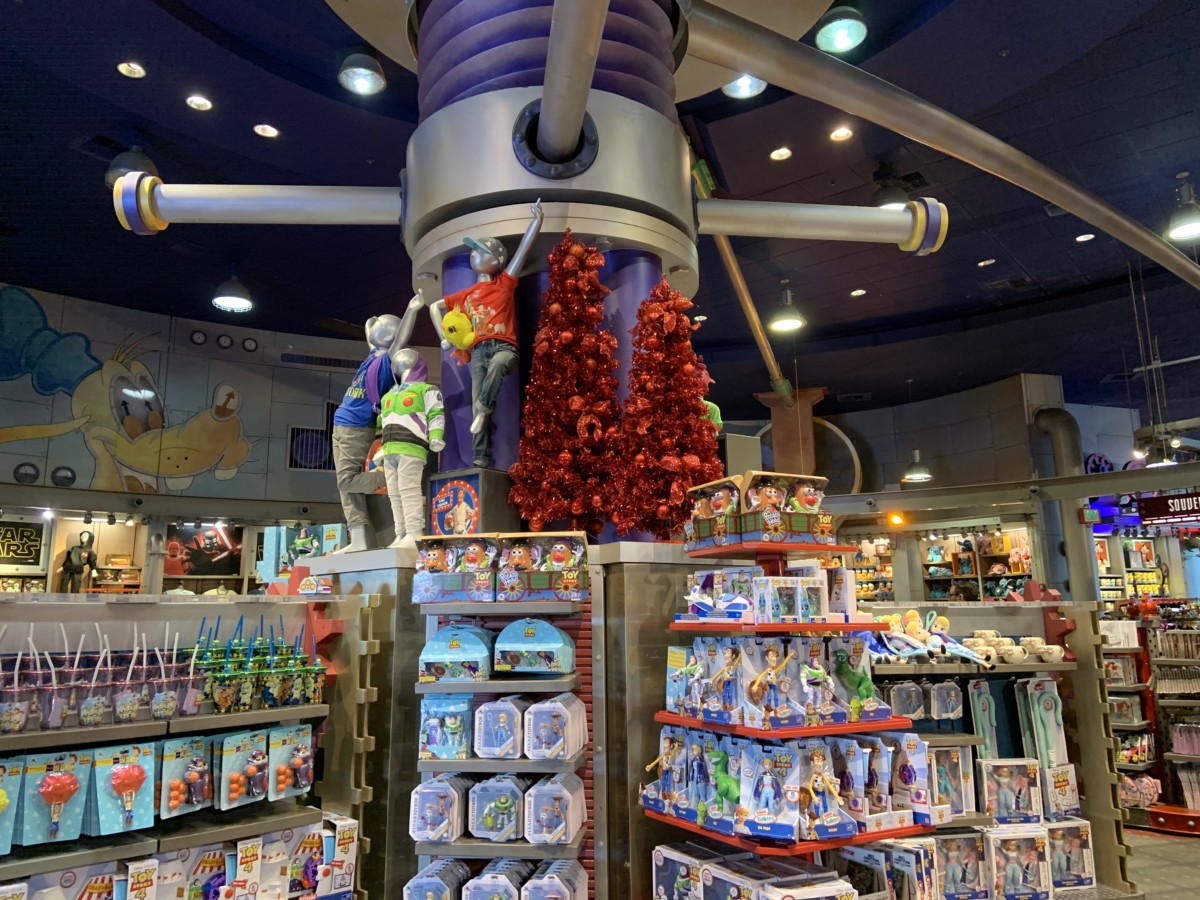 MouseGear Christmas tree display