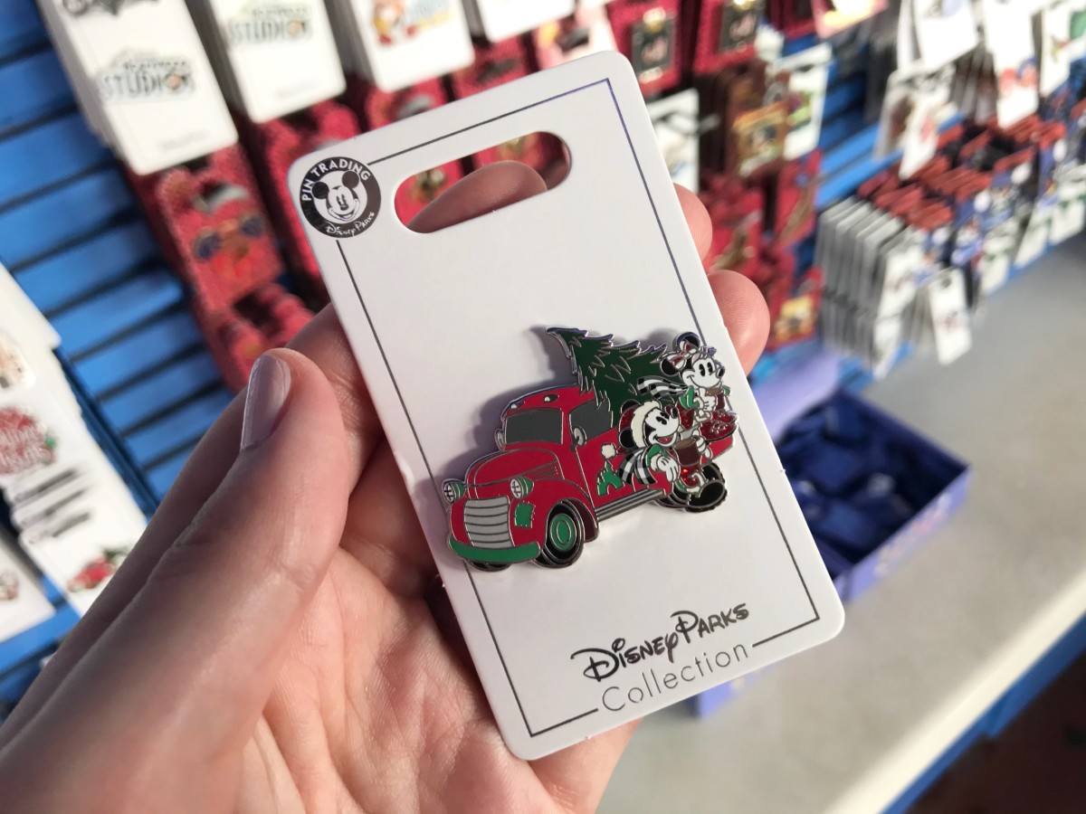 Christmas mickey pin