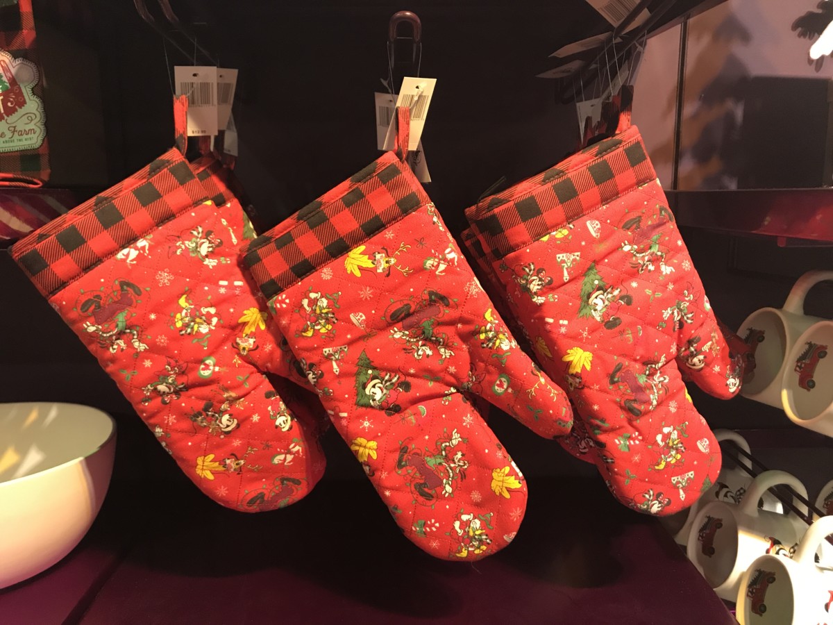 Christmas oven mitt