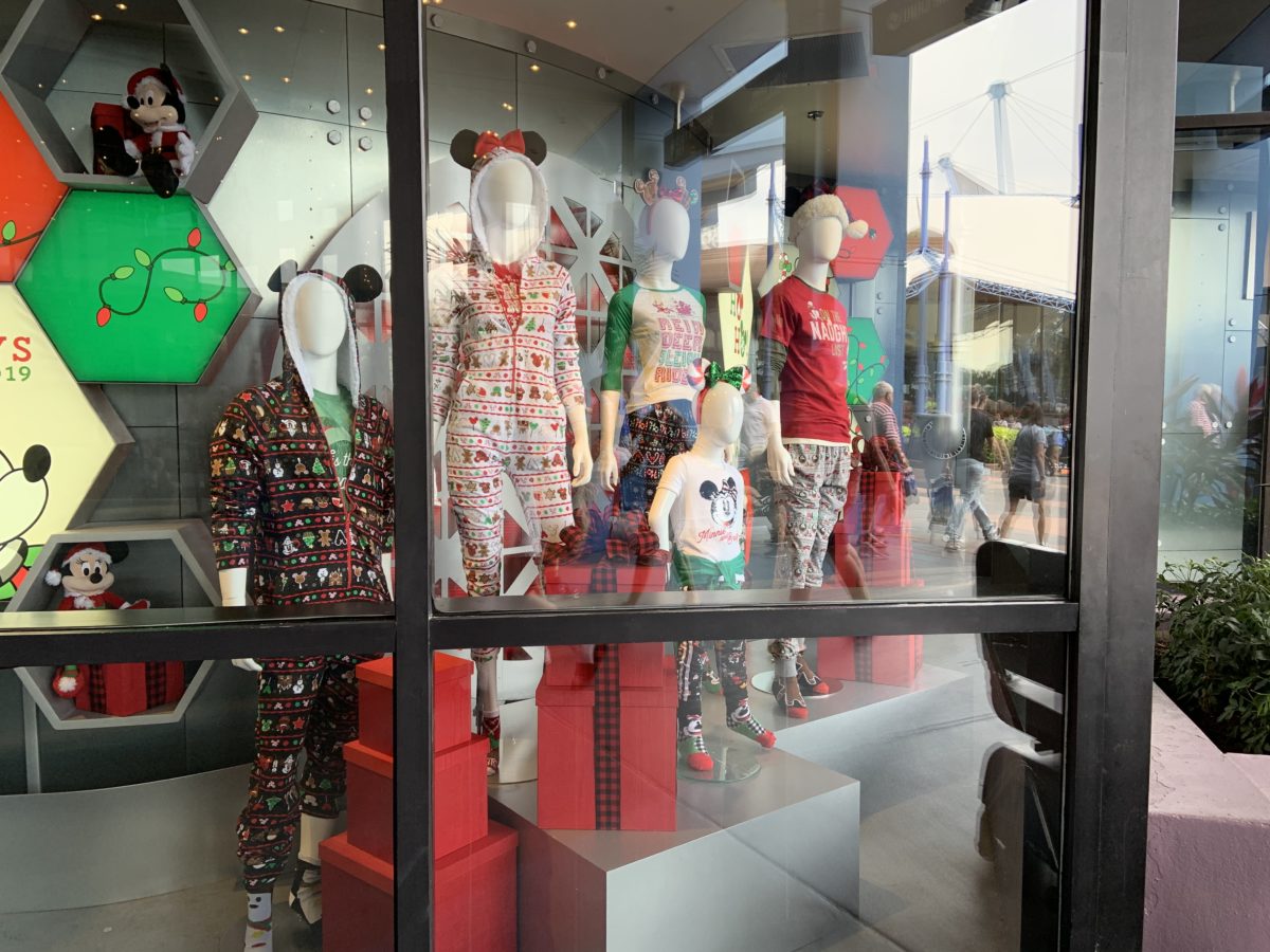 Holiday pajama window display MouseGear (1)