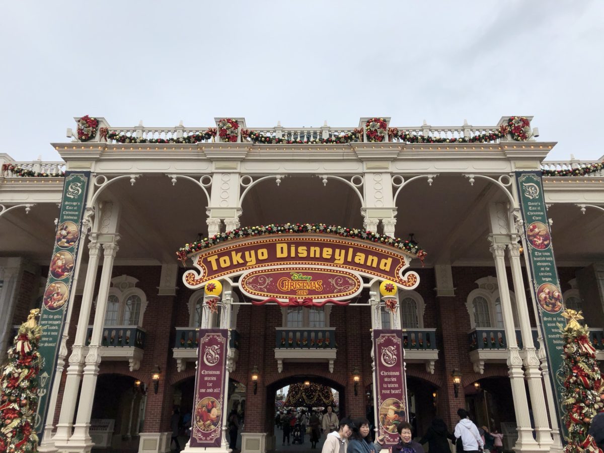 tokyo disneyland christmas entrance